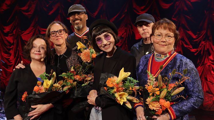 Från vänster: Siri Hamari, Mia Englund, Damon Frost, Laleh Pourkarim, Leif Elggren och Katarina Spik Skum. Fotograf: Karolina Pahlén/Konstnärsnämnden.