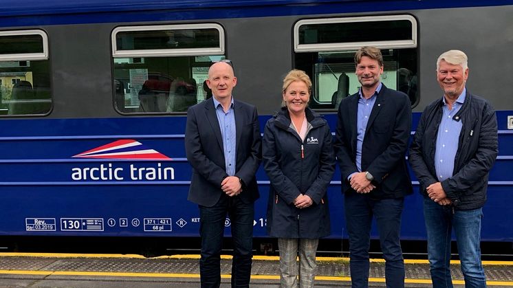Flåm AS vert medeigar i Arctic Train. Frå venstre Karl Aksel Vik (Taraldsvik AS, styreleiar i Arctic Train Holding), Solrun Hjelleflat (dagleg leiar Flåm AS), Kjetil Strand (dagleg leiar PRS Holding AS) og Per Strand (styreleiar PRS Holding AS)