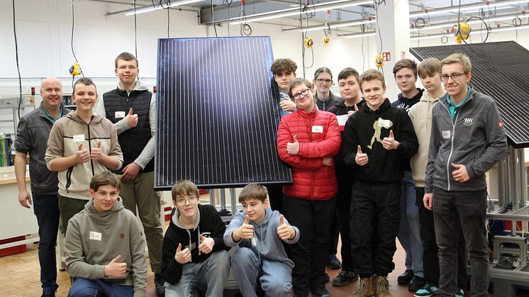 Elektrotechnik in der Praxis: Die SchuBS-Gruppe "Ohm" hat bei Westfalen Weser ein Photovoltaik-Modul montiert.