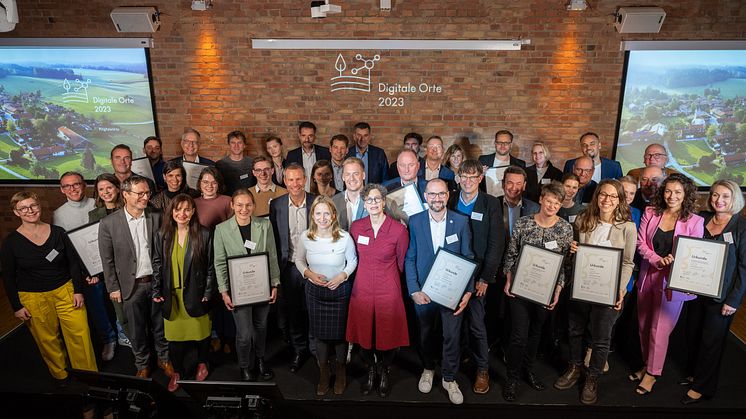 Alle FinalistInnen und Initiatoren des Wettbewerbs Digitale Orte 2023 u.a. gemeinsam mit Daniela Kluckert, Parlamentarische Staatssekretärin beim BMDV. (DG)