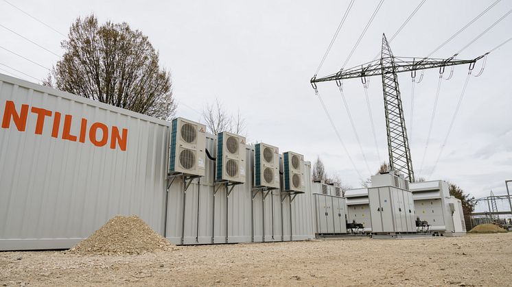 Schweizer Taschenmesser der Energiewende: Mit einer Kapazität von 7,4 Megawattstunden haben die Lechwerke und das Bayernwerk einen neuen Großspeicher angeschlossen.
