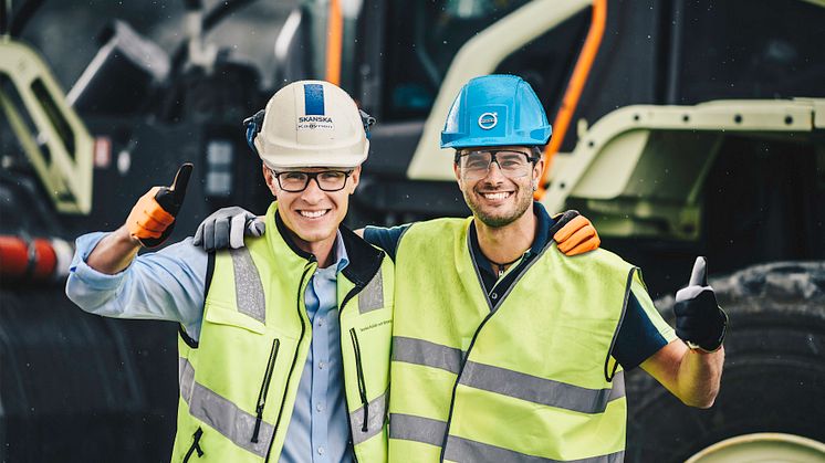 Joakim Käpynen, produktionsledare på Skanskas anläggning Vikan Kross och Uwe Müller, överordnad projektledare för Electric Site på Volvo CE