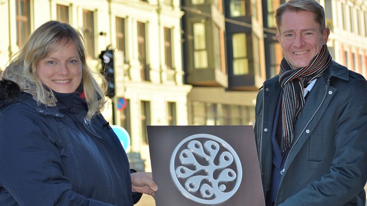 Sertifiseringssjef i Grønn Byggallianse, Viel Sørensen og prosjektsjef i Bane Nor Eiendom, Sven Kruse-Jensen utenfor Hollenderkvartalet. Foto: Siri Dobloug.