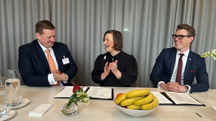 Avtalet signeras av fr v Rob Whyte, MD Nordics, Alstom och Monica LIngegård, vd SJ samt Arvid Fredman, fordonsdirektör SJ