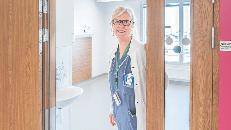 – Den nya vårdbyggnaden är utformad för patienten. Varje patient får eget vårdrum med egen dusch och toalett, vilket bidrar till högre patientsäkerhet och minskad smittorisk, berättar Birgitta Sandholm, vårdenhetschef för kirurgen på Södersjukhuset