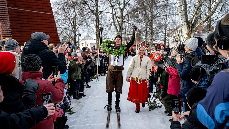 Jubileumsvasan Erik Wickström har fått kransen av kranskullan Wilma Björkman
