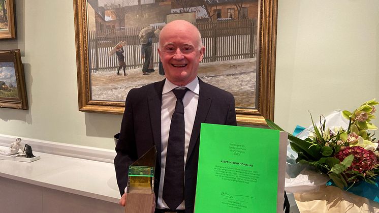 Årets pristagare av Lunds kommuns näringslivspris är Asept International AB. Här tar vd Per-Anders Nilsson emot utmärkelsen. Foto: Caroline Wendt, Lunds kommun.