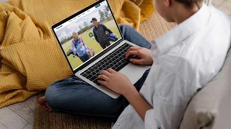 Datorskärm med Svensk Golfs  nya hemsida.