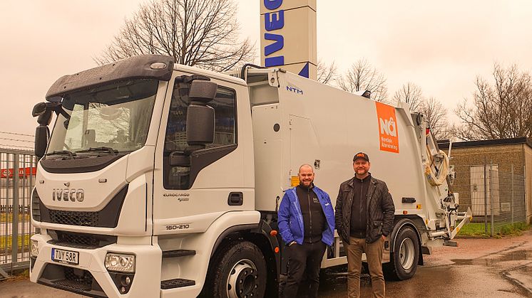 Freddy Andersson (t.v) och Joakim Lysell (t.h) från Nordisk Återvinning välkomnar varmt de nya tungviktarna från IVECO.