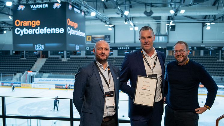 Bilde: Thomas Kronen, Norgessjef i Orange Cyberdefense flankert av Reidar Mouhleb (t.v.) og Svenn Richard Andersen (t.h.) fra Nasjonal sikkerhetsmyndighet