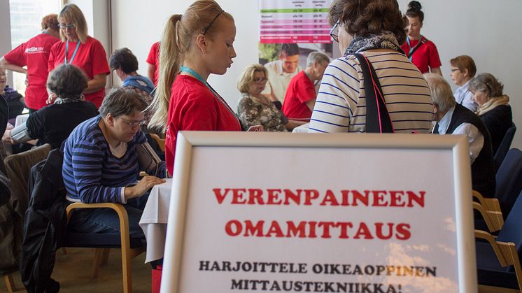 Terveyden 3-ttelussa otetaan mittaa verenpaine- ja kolesterolitasosta sekä vyötärönympäryksestä. Kuva vuoden 2014 Sydän-messuilta.