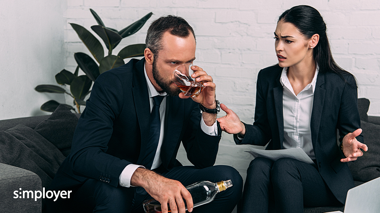 Här är expertens tips för dig som misstänker alkoholberoende hos en medarbetare.