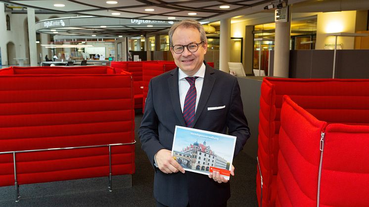 Der Direktor des Private Banking der Stadtsparkasse München, Florian von Khreninger-Guggenberger, stellt die neue Vermögensverwaltung des Hauses vor.