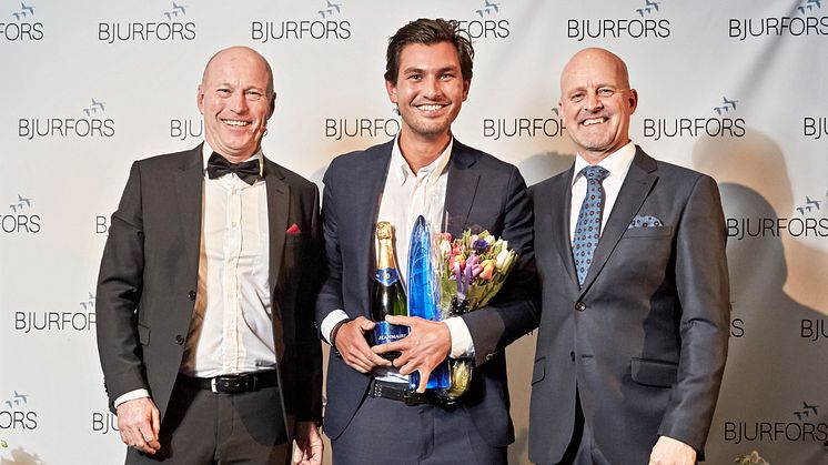 Från vänster: Sven-Erik Kristensen regionchef Bjurfors Göteborg, Daniel Adelsson, Årets mäklare 2016, Mats Ljung styrelseordförande Bjurfors Sverige  