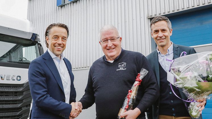 Med en flot indsats og høje salgstal i 2023 kårer IVECO nu REA Erhvervsbiler som ’Dealer of the Year’.