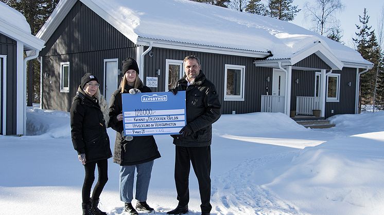 Älvsbyhus Vd Kent Johansson överlämnar en check på 120.000 kr till Emma och Caroline från Kvinno- och Tjejjouren Pärlan.