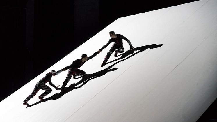 Skid av Damien Jalet. I bild: Emilía Gísladóttir, Aimilios Arapoglou och Valērija Kuzmiča. -Foto: Mats Bäcker 