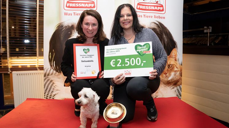 Ursula Schrott und Jasmin Rudy von der Omihundehilfe e.V. mit Opa Zwergi (12 Jahre)