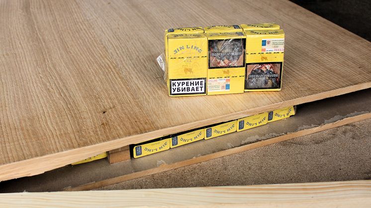 SE 01.17 Cigarettes inside table top