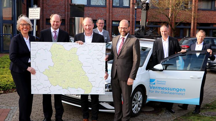 Flächendeckendes Glasfasernetz für Kreis Warendorf: Landrat Dr. Olaf Gericke (2. v.l.) und Peter Kamphuis (3 v.l.) von Deutsche Glasfaser nebst gfw-Geschäftsführerin Petra Michalczak-Hülsmann (l.) und Kreisplanungsdezernent Dr. Herbert Bleicher (r.)