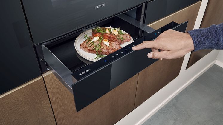 20769953_04_Siemens_iQ700_Backofenreihe_multifunktionale_Waermeschublade_300dpi
