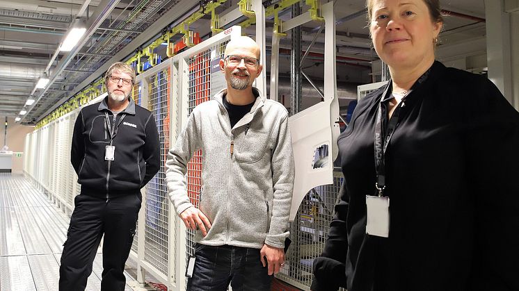 Scania i Oskarshamn är i starten på ett stort teknikskifte och kompetensutveckling av befintlig personal är en nyckelfaktor. Team på Scania fr vä: Robert Hjelm, Cecilia Axelsson och Roger Karlsson. Foto: Scania.