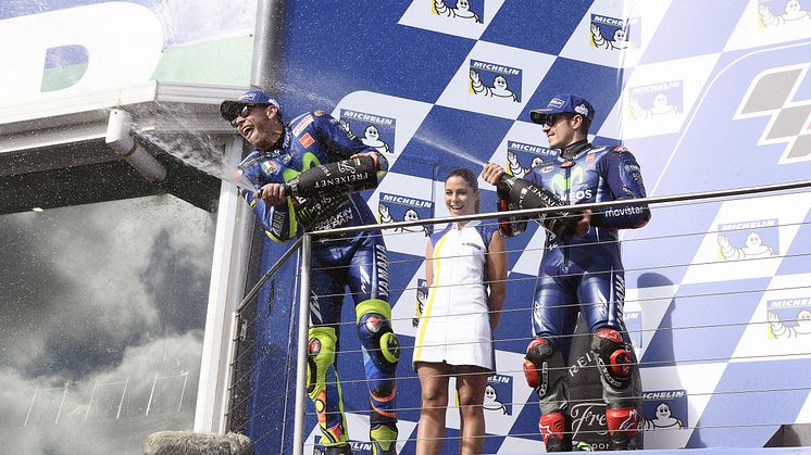 2位と3位でダブル表彰台を獲得したMovistar Yamaha MotoGPのV・ロッシ（左）とM・ビニャーレス