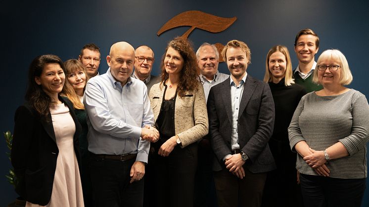 Fagsjef i Norsk Eiendom Naomi Ichihara Røkkum, adm. dir. i Fabritius Asgeir Solheim, og daglig leder i Grønn Byggallianse Katharina Th. Bramslev, sammen med ansatte i Fabritius. Foto: Per Torstein Haugen.