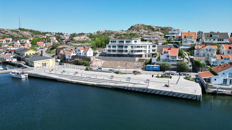 Mitt i centrala Fjällbacka har Fiskaregården uppfört 7 exklusiva lägenheter. Utsikten är fantastisk över Fjällbacka och Bohusläns klippor. Till varje lägenhet finns en båtplats i anslutning till den nya kajen. Bild: Fiskgårdengården 