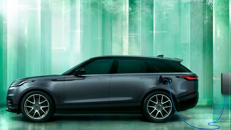 RR_Velar_24MY_Exterior_14_Side_PHEV_010223