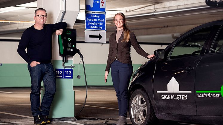 Signalistens styrelseordförande Jimmy Blomqvist Larsson (S) besöker Signalistens nyrenoverade garage i Agnesberg tillsammans med Matilda Linse, driftchef på Signalisten. Foto: Magnus Liam Karlsson
