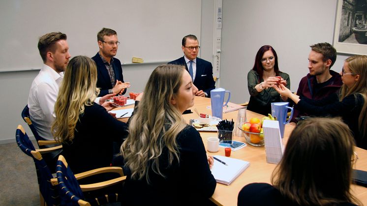 Ett antal studenter fick tillfälle att berätta om sina idéer för Prins Daniel.