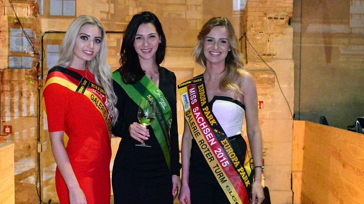 Soraya Kohlmann (Miss Sachsen 2017), Daniela Undeutsch (Sächsische Weinkönigin 2016) und Josephin Frenzel (Miss Sachsen 2015) begrüßten die Gäste im Kunstkraftwerk Leipzig
