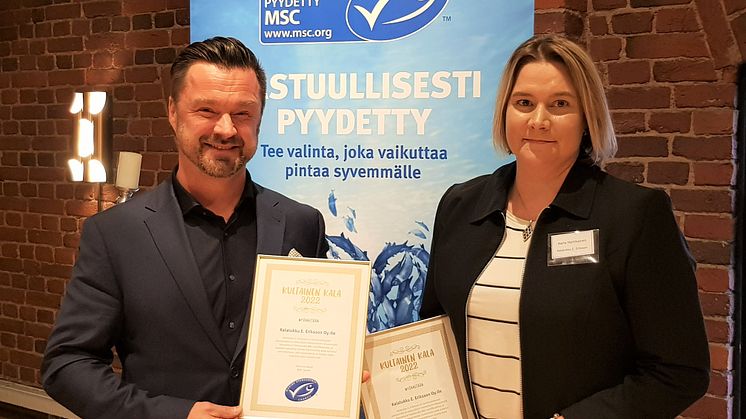 Kalatukku E. Erikssonin toimitusjohtaja Mikko Poikolainen ja kehityspäällikkö Maria Hartikainen ottivat palkinnon vastaan Kestävän Kalan päivässä.