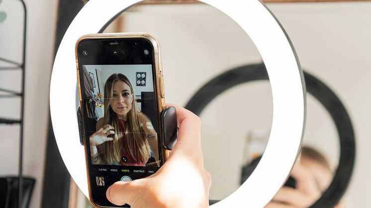 Undersökning: 77% av svenskarna publicerar inte bilder i sociala medier där de känner sig fula i håret