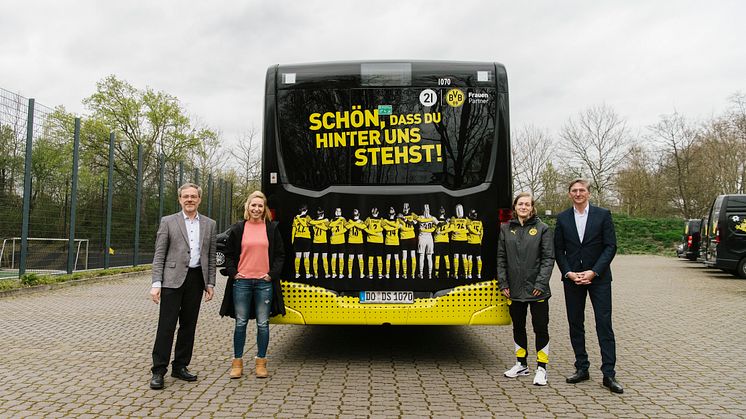 Svenja Schlenker (Abteilungsleiterin Frauenfußball BVB) und Marina Jung (Kapitänin) bekommen den Bus von Hubert Jung und Jörg Jacoby übergeben.