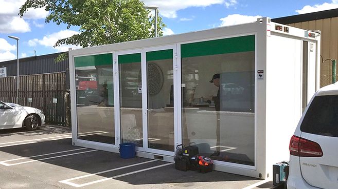 På bild: Glasentrén på Fyrislund-stationen, välkommen!