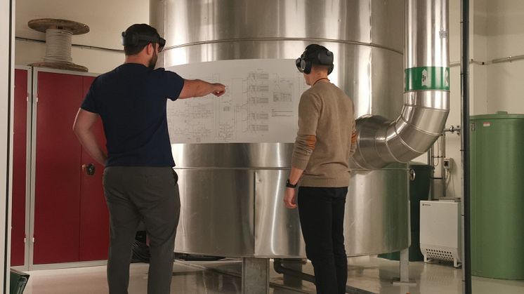 Lasse Lanng Pedersen and Martin Vang Jeppesen teach Facility Management to students using the HoloLens
