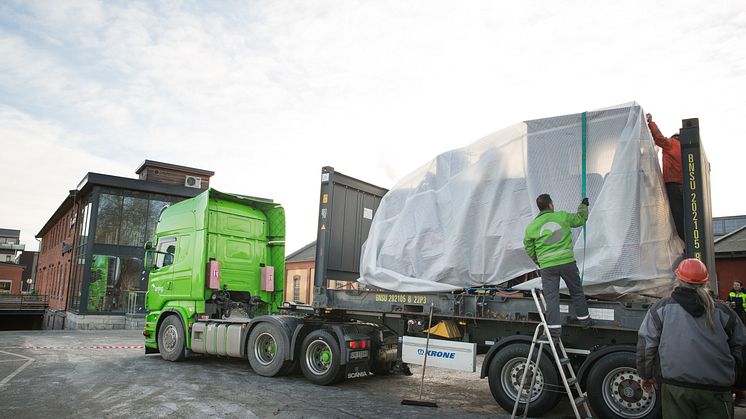 Lokomotivet må sikres nøye  før det skal videre på tog,  ellers vil ikke CargoNet, som  drifter jernbanen, ta det med.