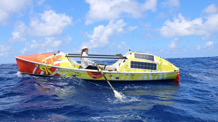 Hi-res image - Lia Ditton rows the final stretch before arriving at Waikiki Yacht Club, Hawaii