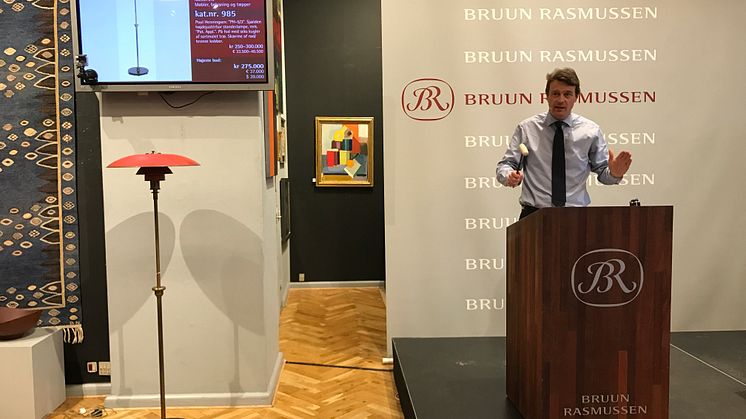 Frederik Bruun Rasmussen sælger PH's første standerlampe for 275.000 kr.