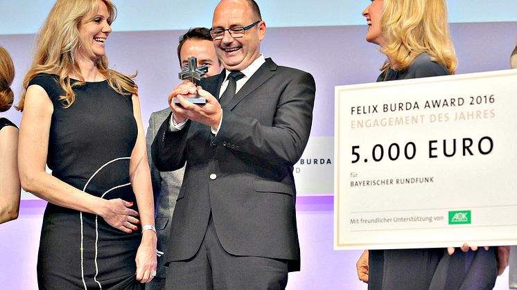 Schauspieler Bernhard Ulrich und BR-Redakteurin Daniela Böhm freuen sich über den Felix Burda Award 2016 für "Dahoam is Dahoam" 
