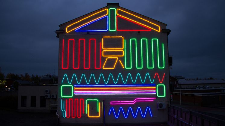 ‘Interactive Neon Mural #6’ valaisee nyt Iisalmen syksyä. Kuva: Spidertag