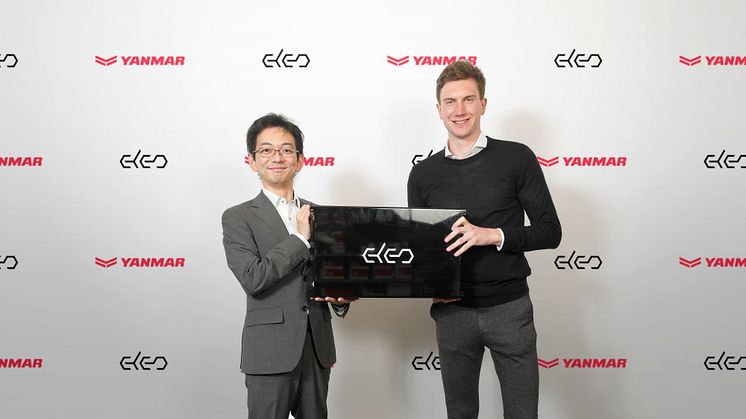 Takayuki Onodera (Yanmar) and Bas Verkaik (ELEO) at the signing ceremony.