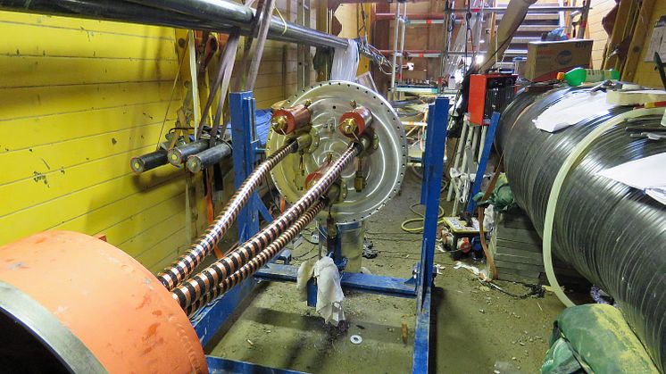 In der Muffengrube werden altes und neues Kabel verbunden. Als Teil des Großprojekts zur Erweiterung der A 3 verläuft die 110-kV-Verbindung des Bayernwerks künftig 30 Meter südlich versetzt.