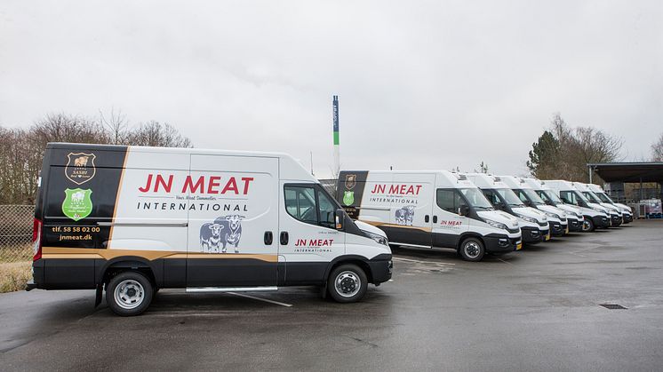 IVECO i Slagelse har leveret disse 8 flotte kølebiler til JN MEAT i Slagelse
