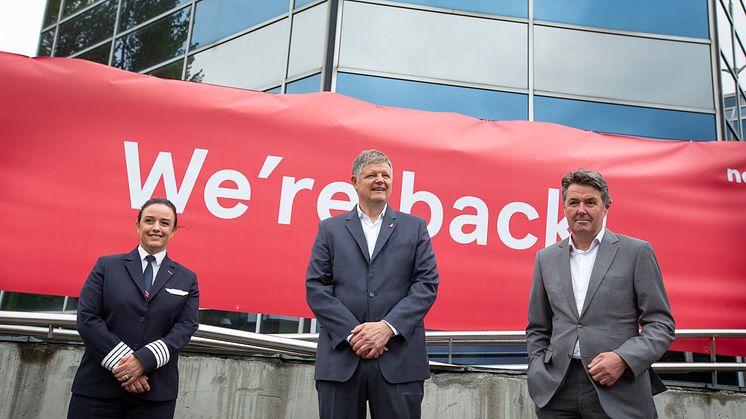 Norwegians kapten Marianne Vikse Lien, koncernchef Jacob Schram och finansdirektör Geir Karlsen utanför huvudkontoret vid Fornebu, Oslo.