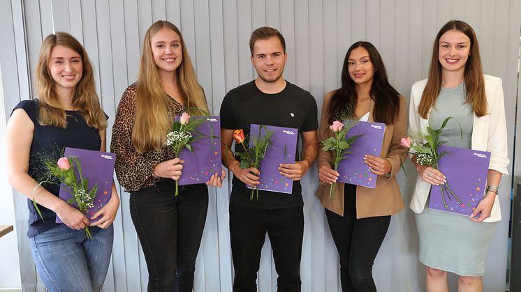 Celina Rang (von links), Paula Drescher, Leon Schäfer, Nicole Flugfelder und Gina-Maria Borgerding haben die Ausbildung zum/zur Kaufmann/Kauffrau für Büromanagement absolviert. 