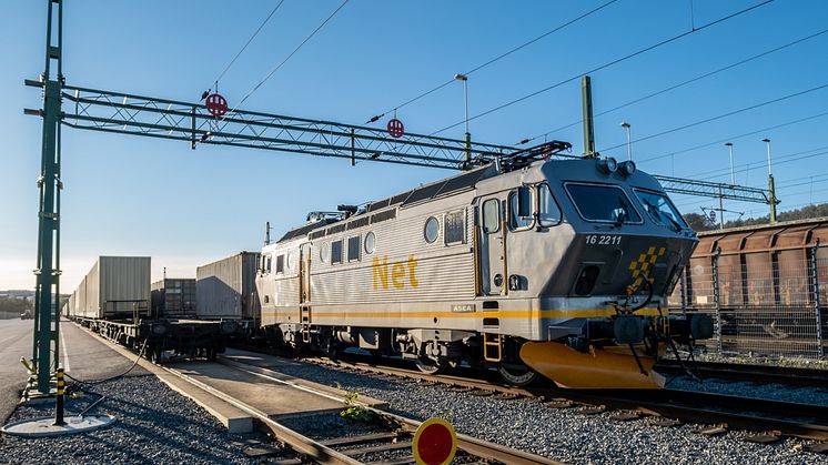 Den nya tågpendeln rullade in i Göteborg under onsdagseftermiddagen, före utsatt tid. Terminaloperatören Sandahlsbolagen lossar och lastar om tåget på Arken kombiterminal innan returresa mot Oslo. Bild: Göteborgs Hamn AB.
