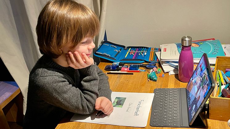 Auch Grundschüler Nik nimmt in seinem Zimmer am Homeschooling teil